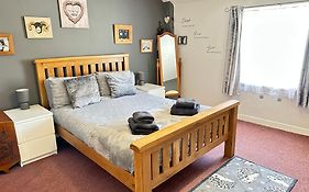Llanidloes Townhouse-Pet-Friendly-Sleeps 6-Mid Wales